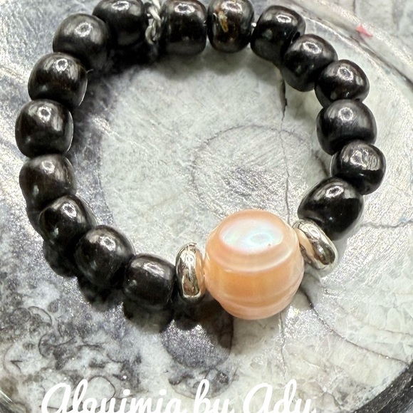Freshwater pearl and onyx statement ring - Picture 2 of 3